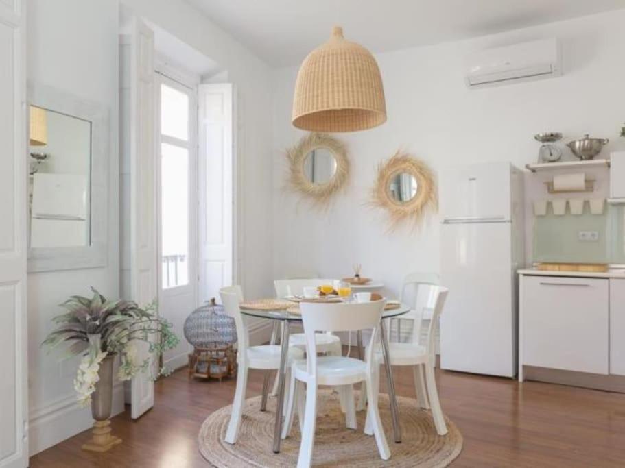 Chic Casa Cathedral At Calle Fresca 2-Bedroom Apartment In Malaga City Center Eksteriør bilde
