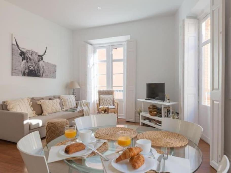 Chic Casa Cathedral At Calle Fresca 2-Bedroom Apartment In Malaga City Center Eksteriør bilde
