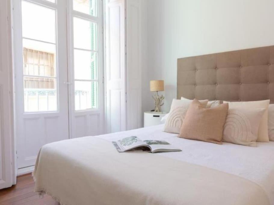Chic Casa Cathedral At Calle Fresca 2-Bedroom Apartment In Malaga City Center Eksteriør bilde